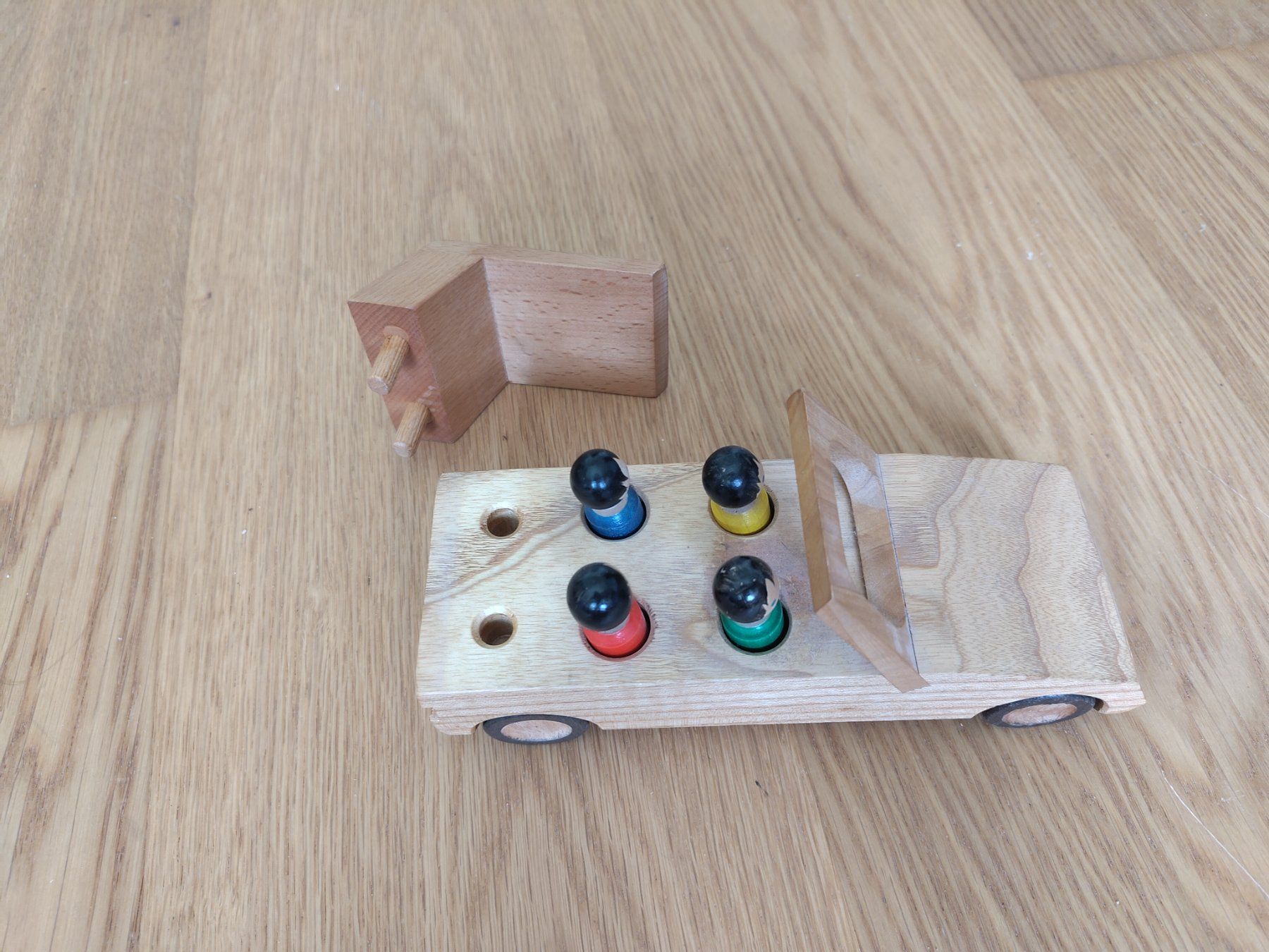 Spielzeuge: Holzauto mit Spielfiguren – Gebraucht aus Bern von Cassiopeia-72 2