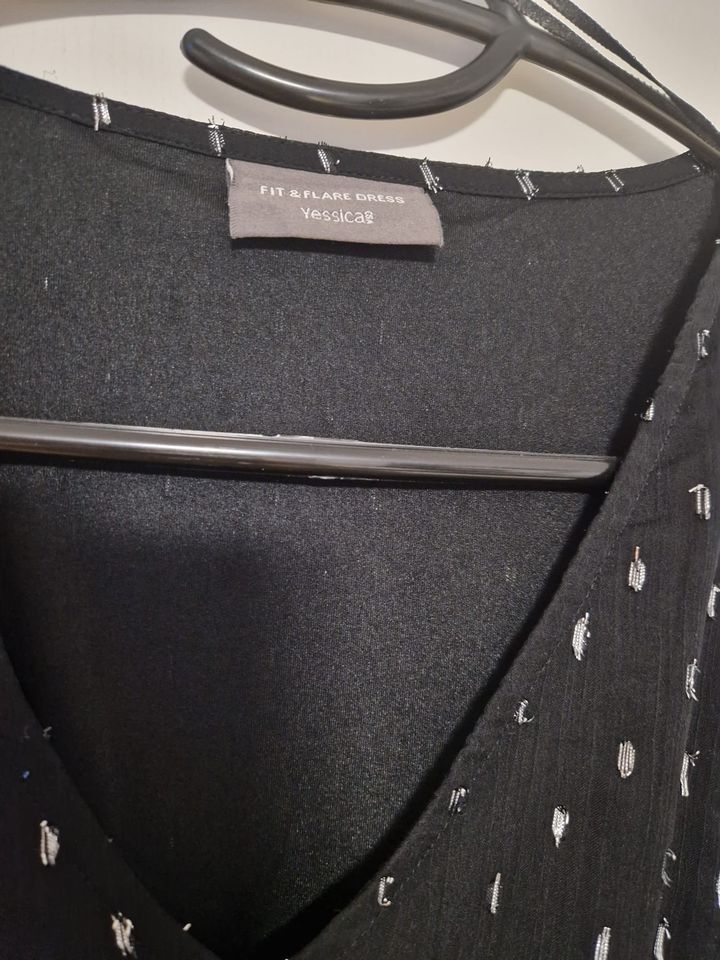 Kleider: Damen Kleid M/L – Gebraucht aus Tägerwilen von makcode09 1