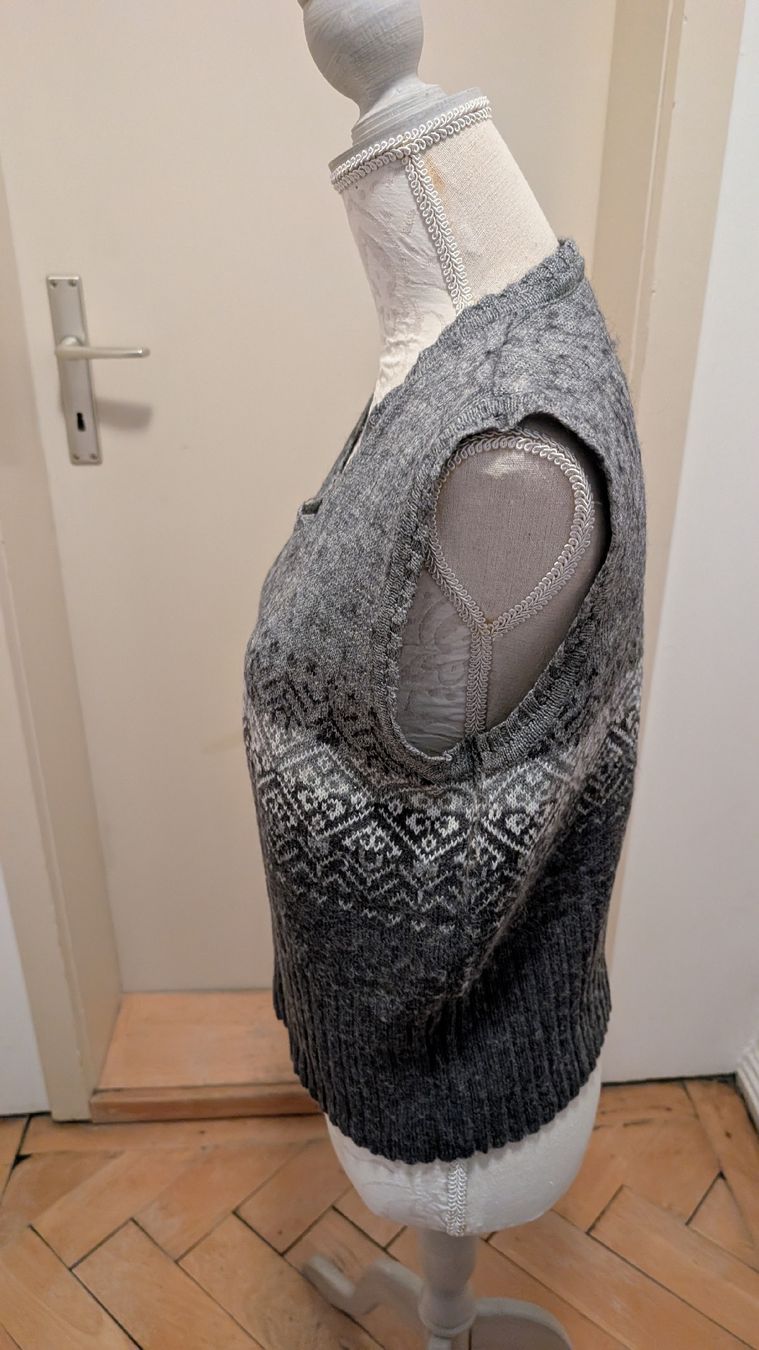 Tops: Strickweste GREENVILLAGE Grau Muster  – Gebraucht aus Rorschach von Obi-Wan85 1