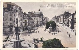 CHAUX - de - FONDS, le POD, le tram et la grande fontaine
