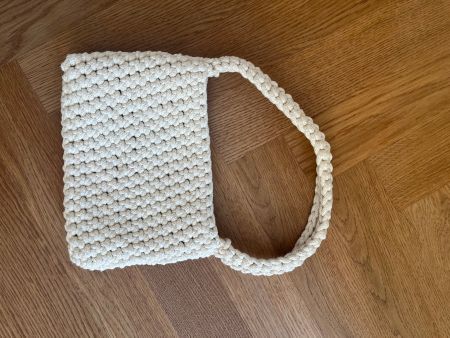 Selbstgehäkelte Tasche weiss