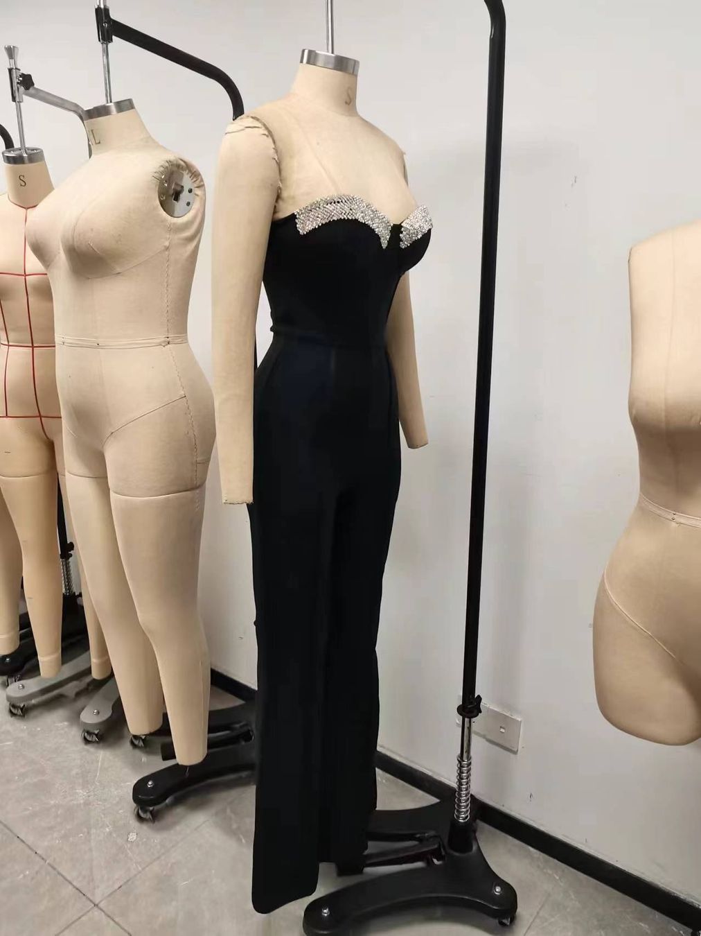 Tute: Tuta nera con strass e splendida scollatura – Nuovo e nell'imballaggio originale da Zürich venduto da fed_vh9n 2