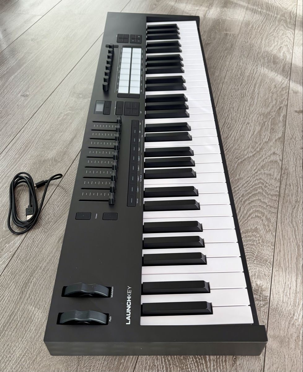 Novation Instruments de musique: MIDI controller Novation Launchkey 61 MK4 – Neuf (Voir description) à Gampelen par nz.scr 1