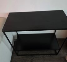 Modernes schwarzes Regal mit zwei Ablageflächen