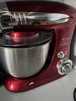 Küchenmaschine mit verschiedenen Aufsätzen und Fleischwolf