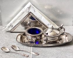 Versilberte 6teil.Garnitur/Salière/Senftopf/Plateau/2 Löffel