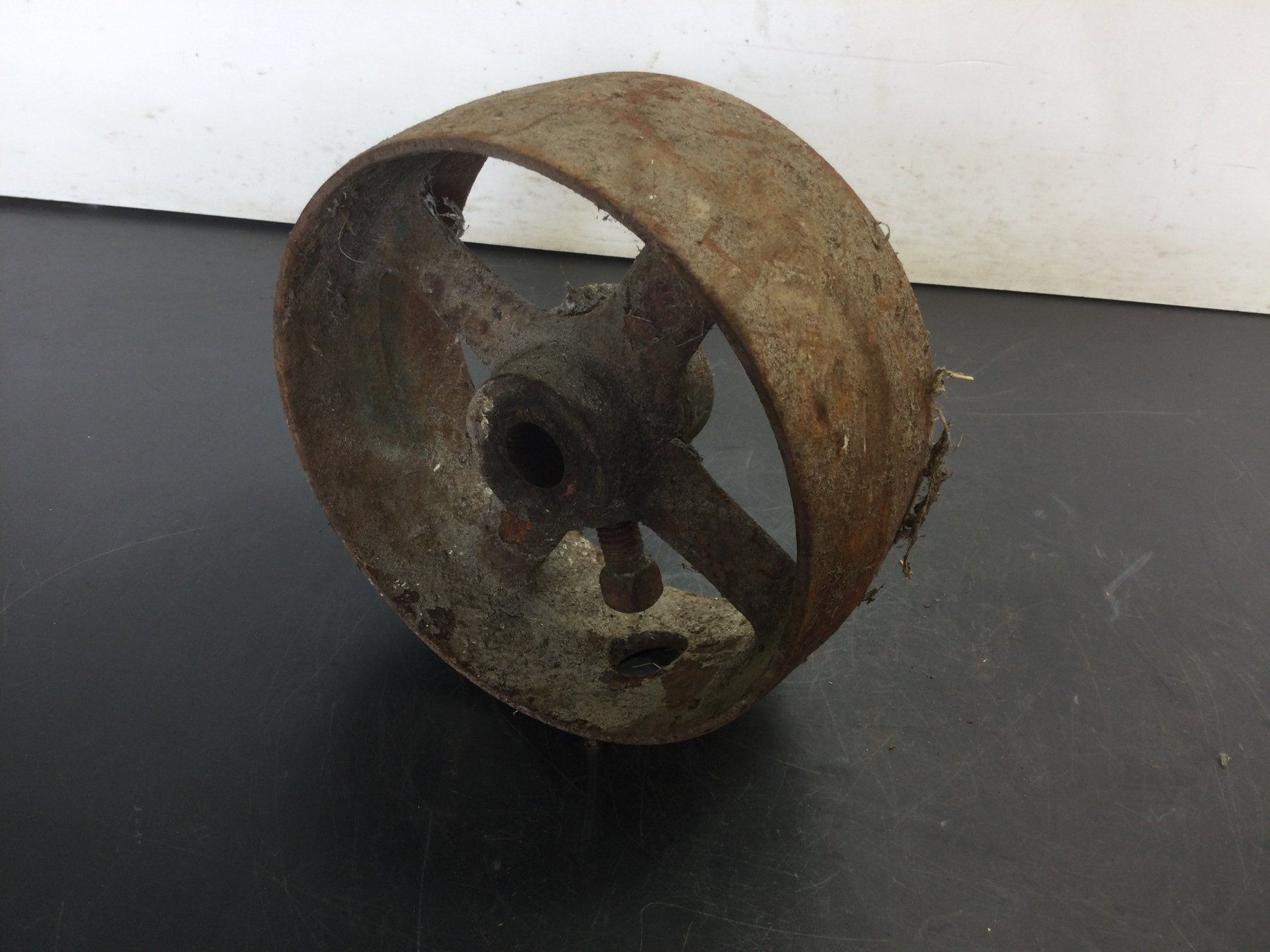 Attrezzi da lavoro: Gebrauchte kleine Transmission Antriebs Bulle mit Speichen – Usato da Wangen SZ venduto da kuriosum12 3