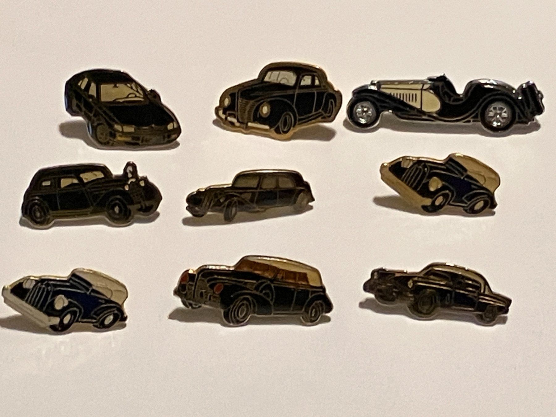 Placchette & Badge: 9 Pin Auto diverse schwarz – Usato da Basel venduto da djwwpp