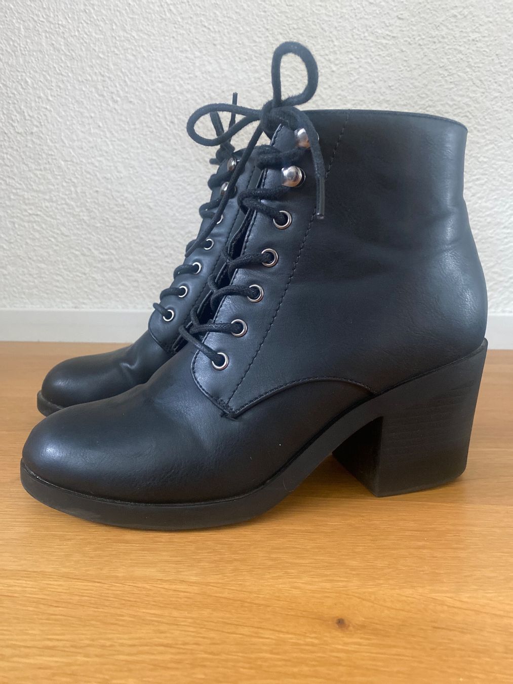 Scarpe da donna: Schwarze Stiefeletten mit Absatz, Grösse 39 – Usato da Birmenstorf AG venduto da Midget0