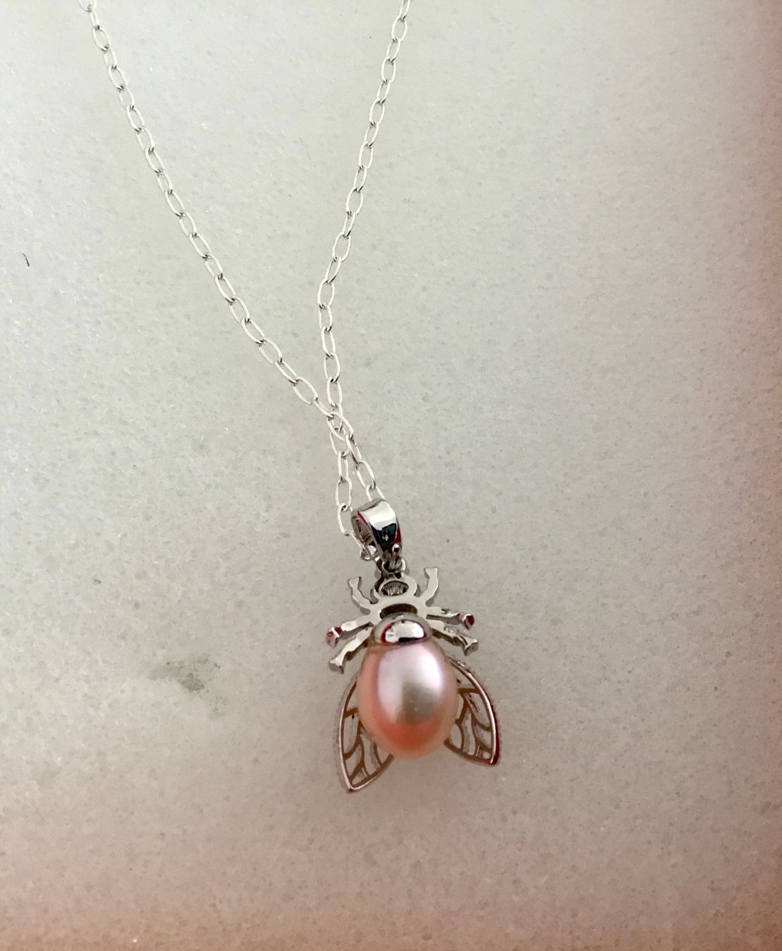 Catenine: Eleganter Anhänger „Fliege“ mit Naturperle. Neu. – Nuovo e nell'imballaggio originale da Geroldswil venduto da Lilleke 5