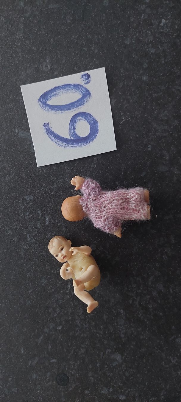 Bambole: 2 Miniatur Puppenstubenpüppchen – Nuovo (secondo la descrizione) da Muri AG venduto da nindo1 8