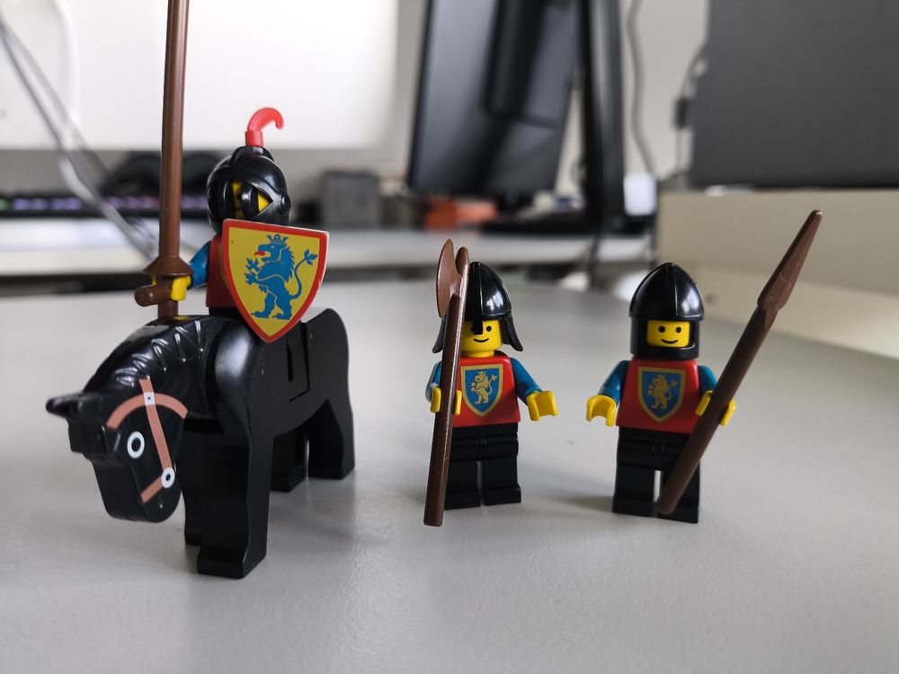 Vintage Lego Ritter mit Pferd und Waffen (Gebraucht) in Küttigen für ...