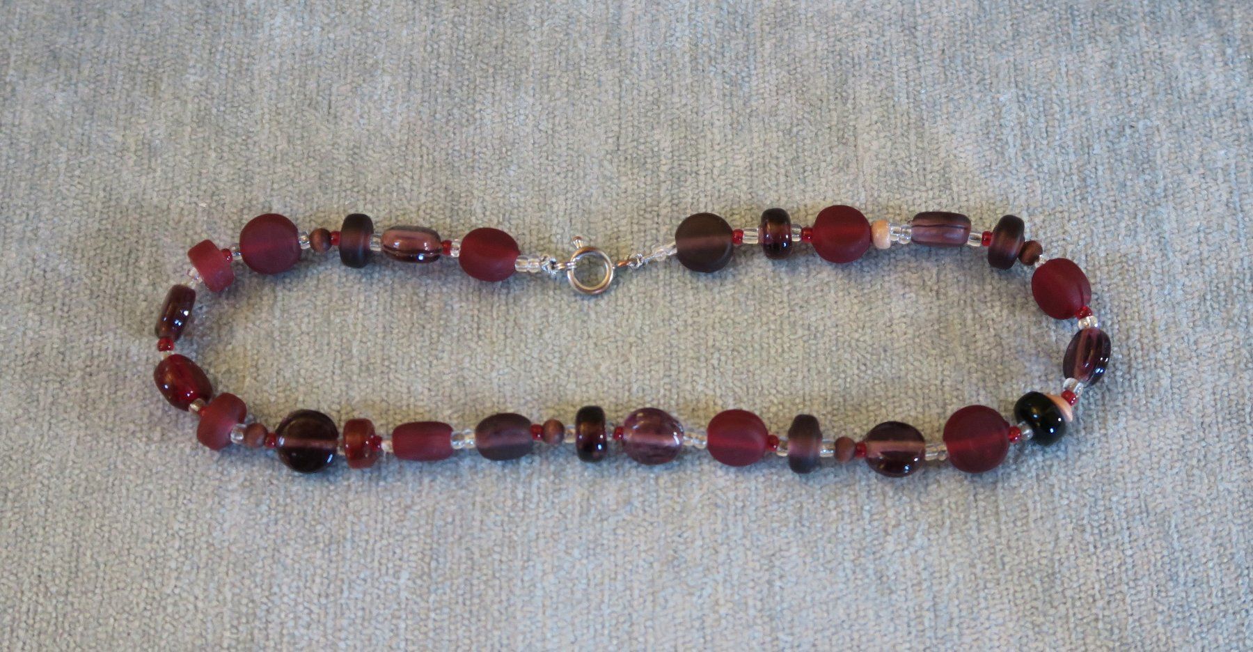 Catenine: Glas - Perlenkette bordeaux-rot – Usato da Brittnau venduto da marlenestone 5