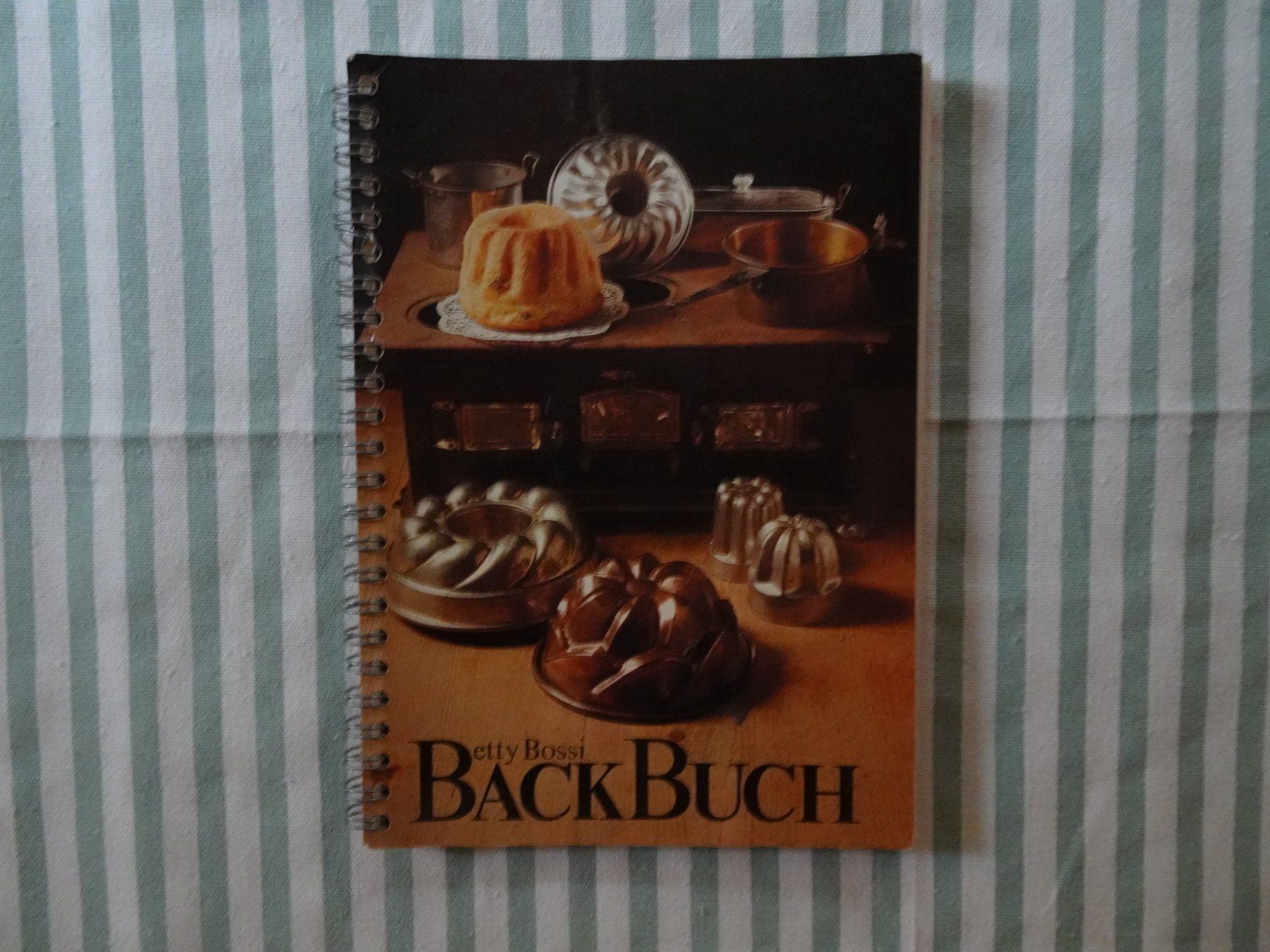 Libri: Betty Bossi - Backbuch - Das Kult Backbuch - B734 – Usato da Küssnacht am Rigi venduto da Bookslove-Divers
