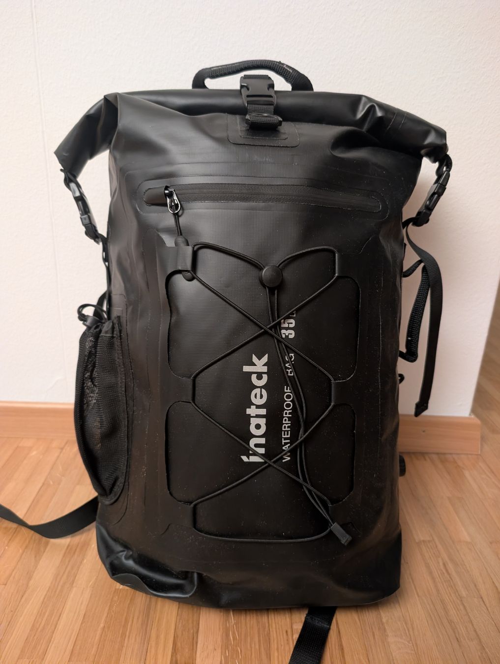 Zaini: 35L Waterproof Roll-Top Backpack Black Like New – Nuovo (secondo la descrizione) da Zürich venduto da morgannpz 1