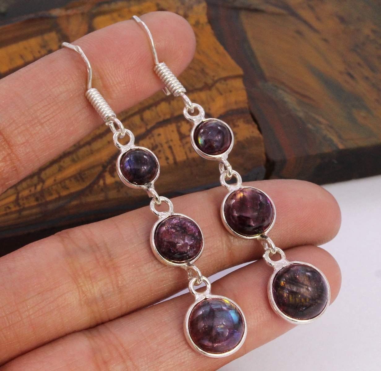 Orecchini pendenti & Orecchini a lobo: Color Enhanced Red Flash Labradorite earrings – Nuovo e nell'imballaggio originale da Genève venduto da AGBERG
