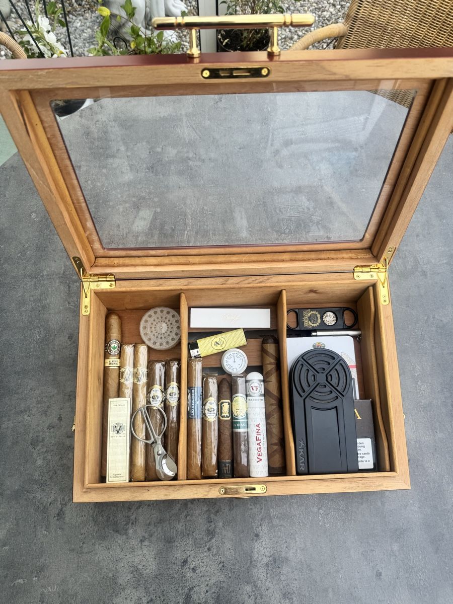 Humidor per sigari: Cigar Humidor Collection, with Accessories – Usato da Seuzach venduto da Wolf936