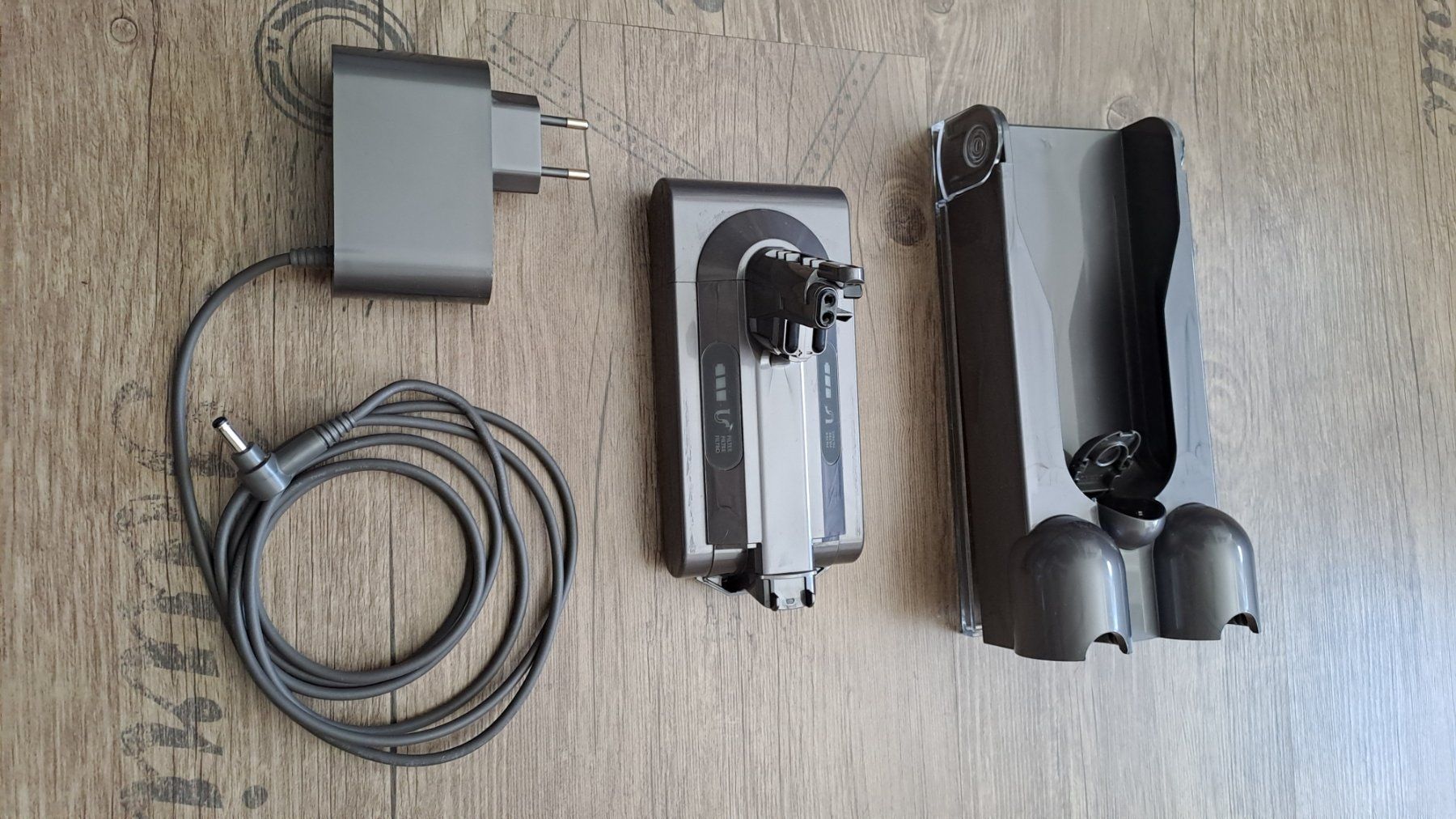 Dyson Caricatori & Batterie: Batterie et Chargeur Dyson V10 – Usato da Cortaillod venduto da FredM77