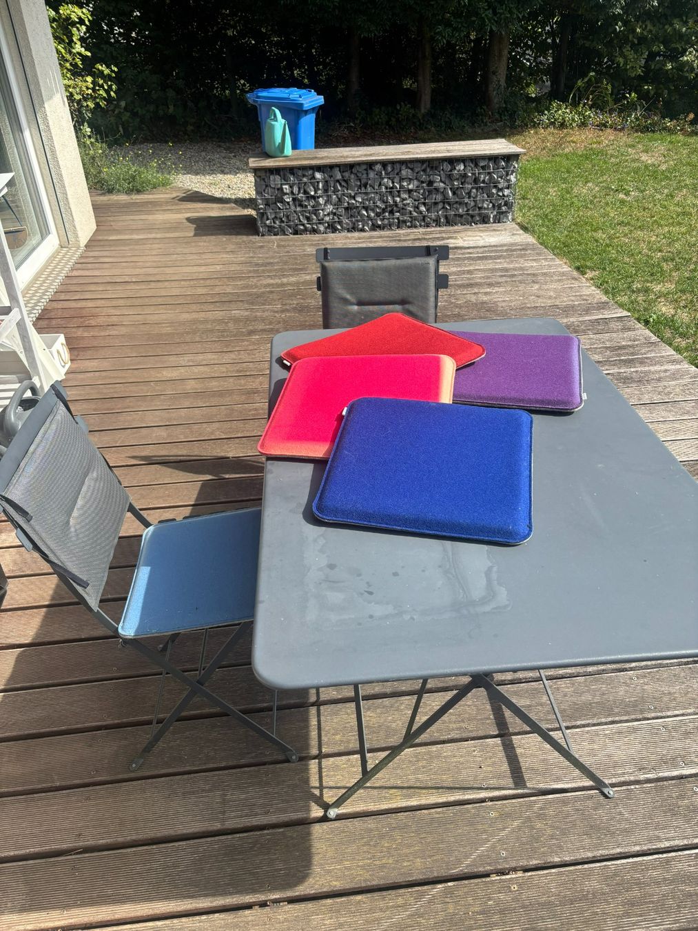 Set di tavolo e panche: Gartentisch mit zwei Stühlen – Usato da Brütten venduto da bru_vm8d