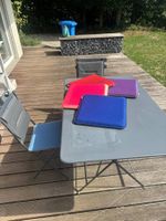 Gartentisch mit zwei Stühlen