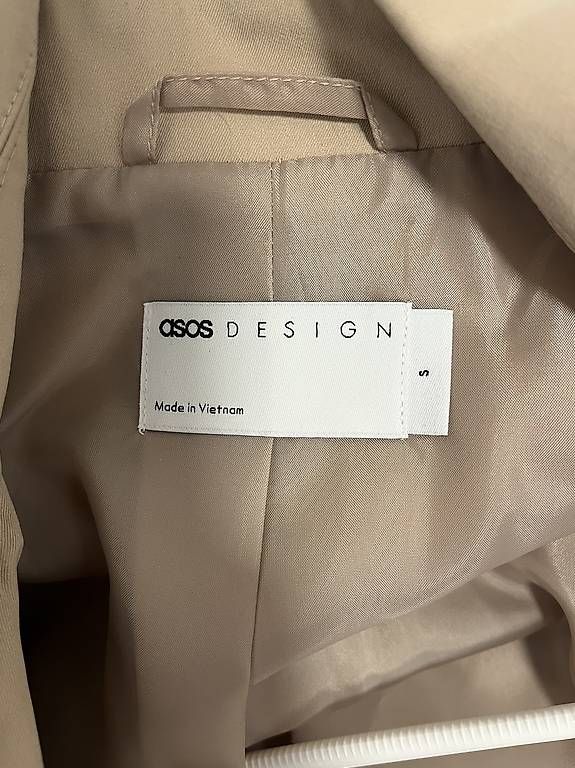 Cappotti: Trenchcoat cropped beige – Usato da St. Gallen venduto da bli_5hp8 1