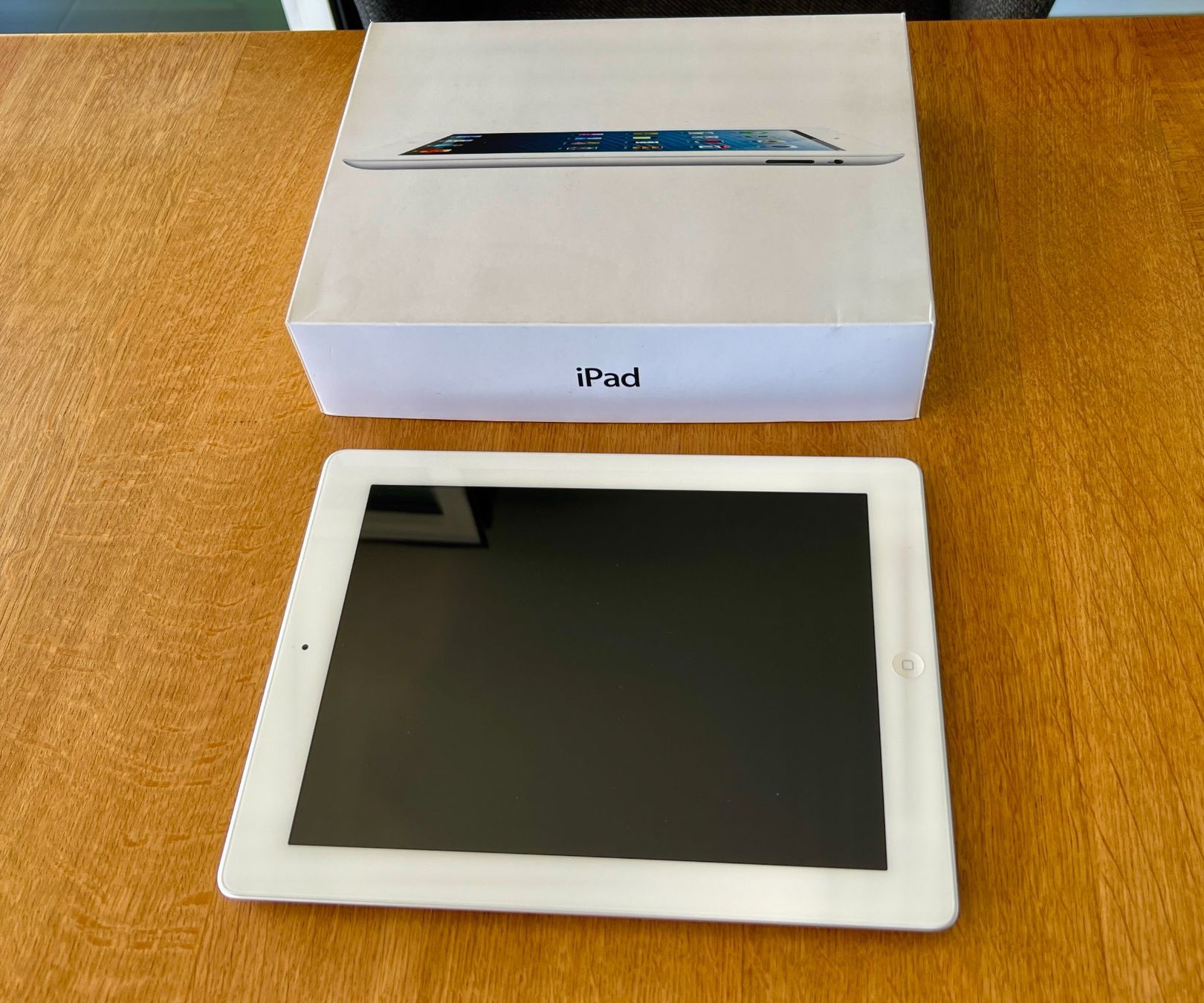 Apple Tablettes PC: iPad - 4. Generation - 16GB - weiss – D'occasion à AEUGST AM ALBIS par AceSpace69