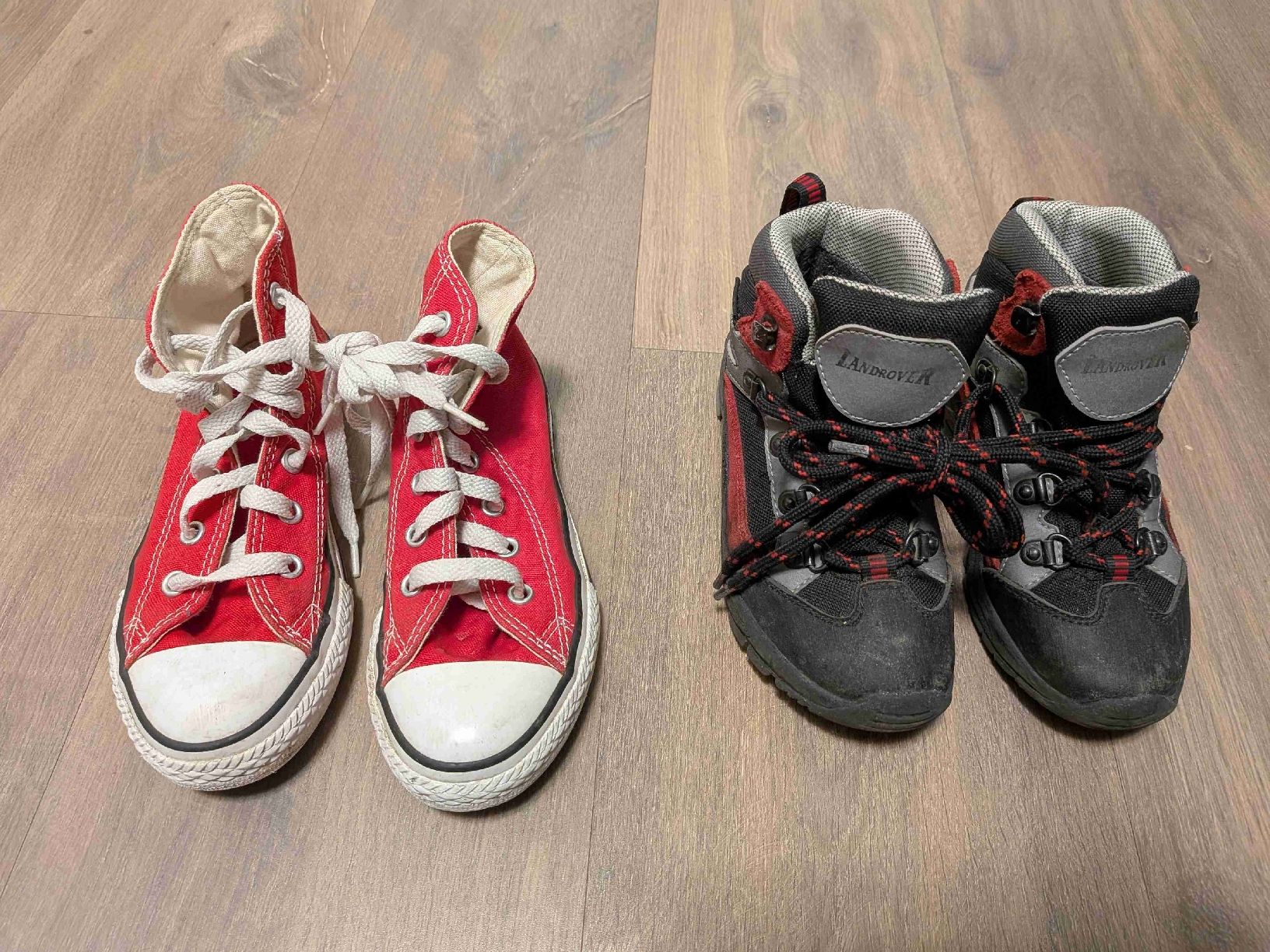 Schuhe für Jungen: 2 Paar Schuhe, Grösse 29, Converse rot und Wanderschuhe  – Gebraucht aus Riehen von senzao15