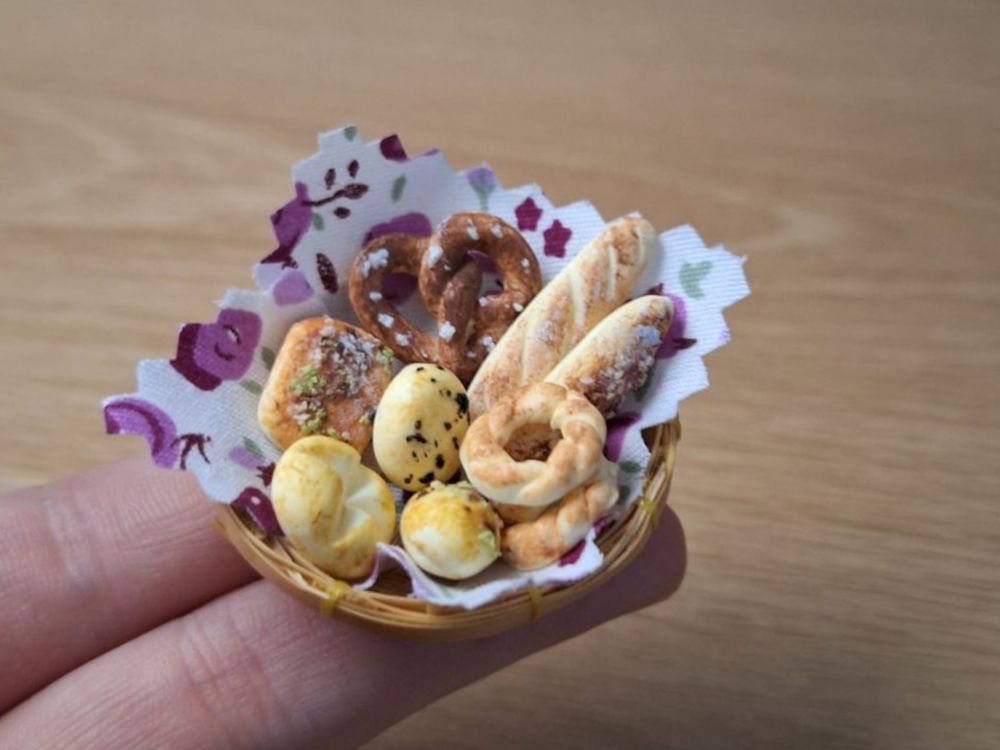 Maisons & Meubles de poupées: Korb mit Handmade Brötli – Neuf (Voir description) à Zürich par HandmadeTinyFood