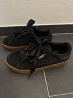 Schwarze Puma Sneaker mit Schleifen