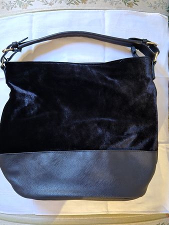 Schwarze Handtasche mit viel Stauraum