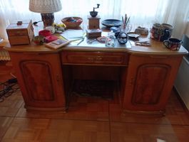 Schreibtisch Holz mit Schubladen und Türe guter Zustand 