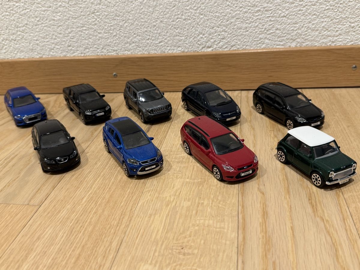 Bburago Modellini d'auto: Bburago Autosammlung 9 autos – Usato da Lachen SZ venduto da Nietzsche7