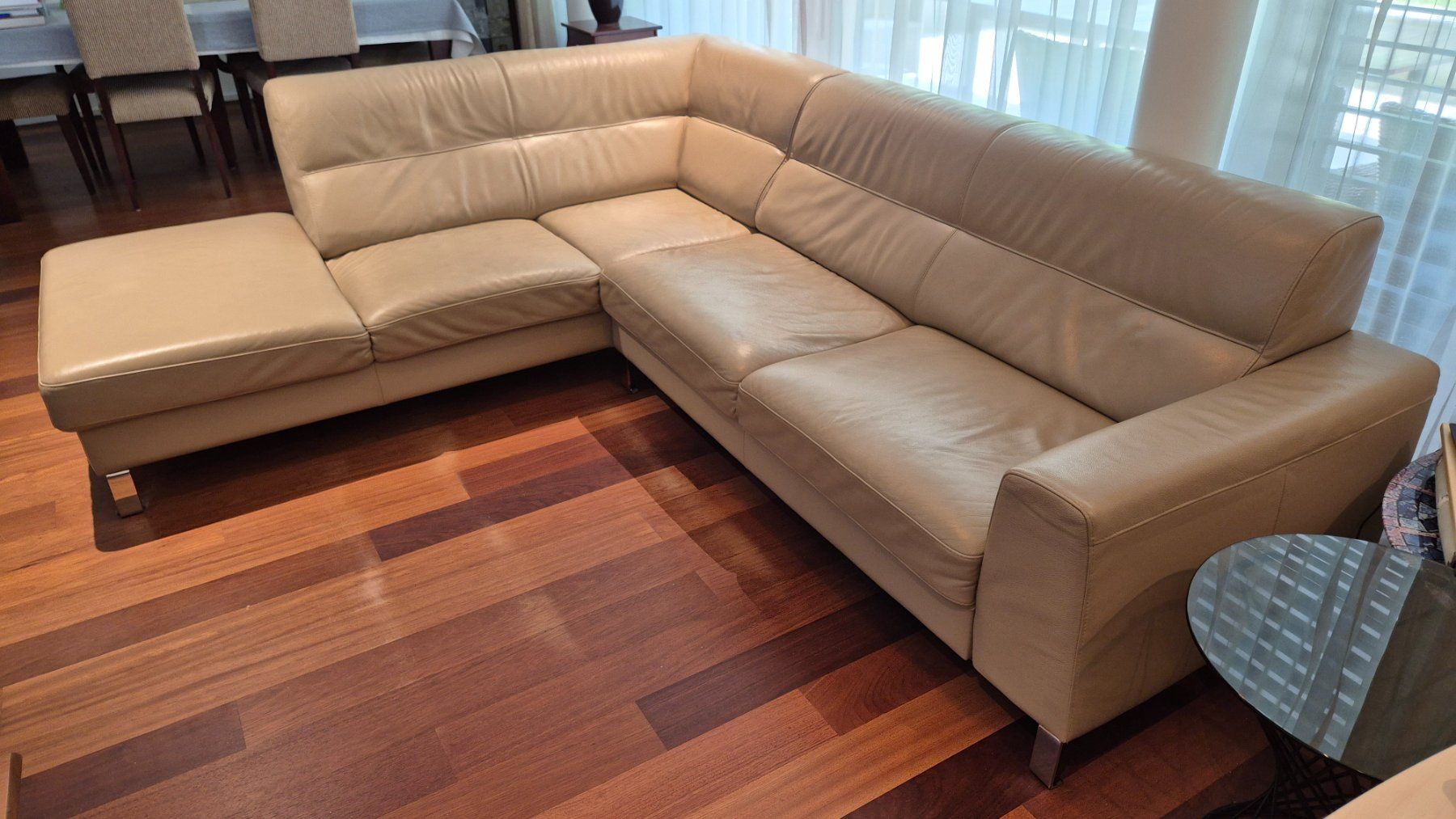 Pfister Divani: Ecksofa aus beigem Leder. – Usato da Maur venduto da antko 1