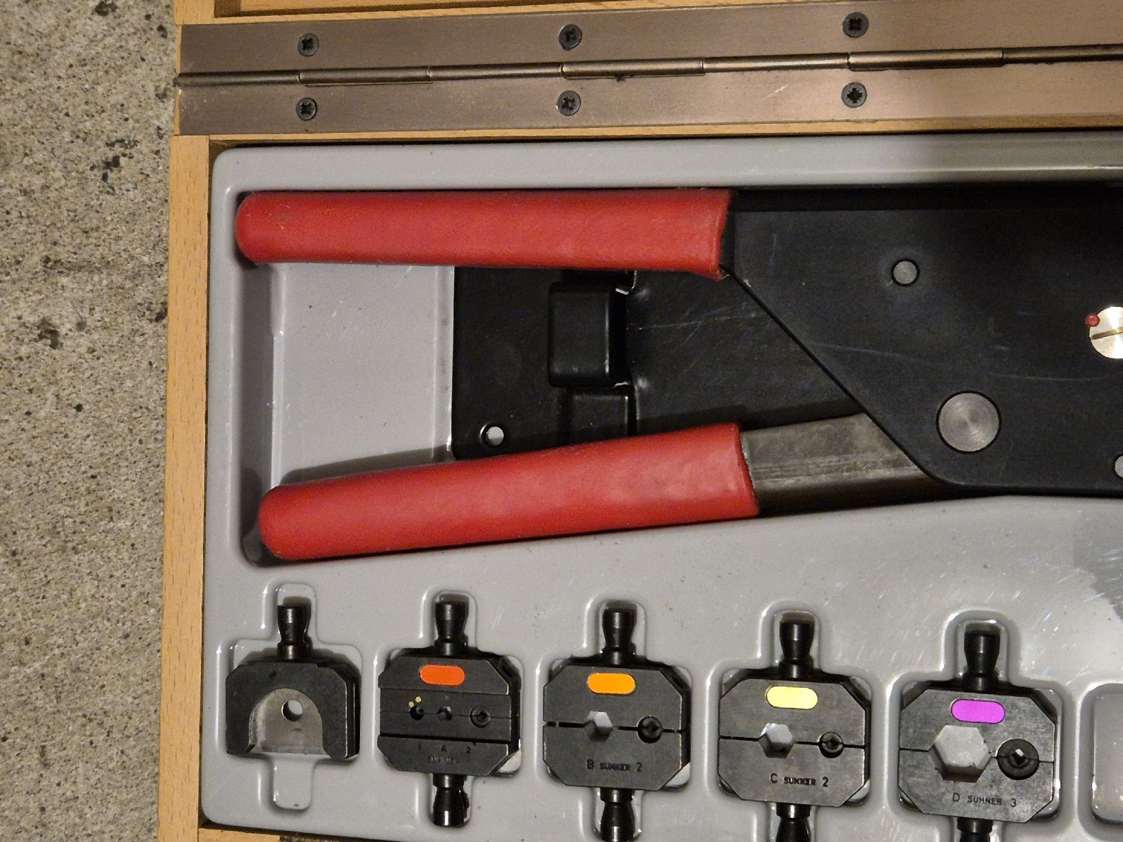 Suhner Tutti gli attrezzi: Crimpzange SUHNER CH-9100 mit Einsätzen und Koffer – Usato da Weinfelden venduto da Sladjan68 6
