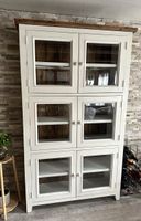 Landhaus-Vitrine aus Holz mit Glastüren – massiv&hochwertig