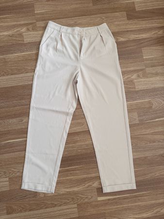 Beige Trousers - Stylish and Comfy Spring Look!