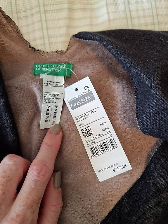 Foulard & Sciarpe: UCB Shawl - brand new – Nuovo e nell'imballaggio originale da Hergiswil NW venduto da luc_b5pz 1