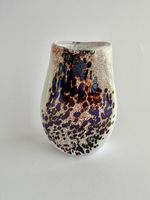 Vase décoratif en verre soufflé, blanc tacheté léopard.