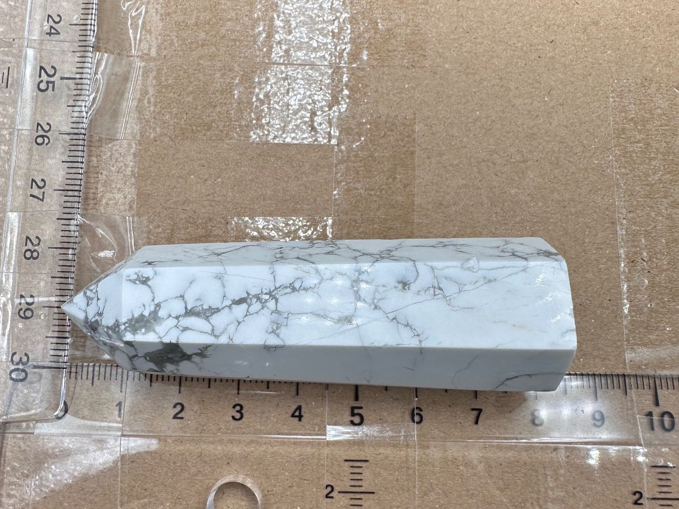 Minerali & Pietre curative: Weisser Howlith Obelisk, Spitze – Nuovo e nell'imballaggio originale da Männedorf venduto da Handschmeichler 2