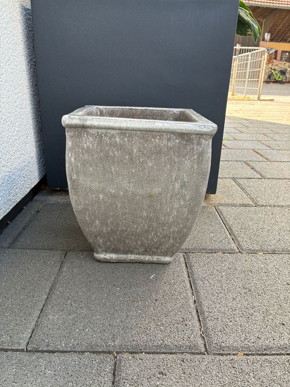 Pots de fleurs: Blumenpflanztopf hellgrau, winterfest, H 28cm, Durchm 23,5cm – D'occasion à Frick par sandra037 4