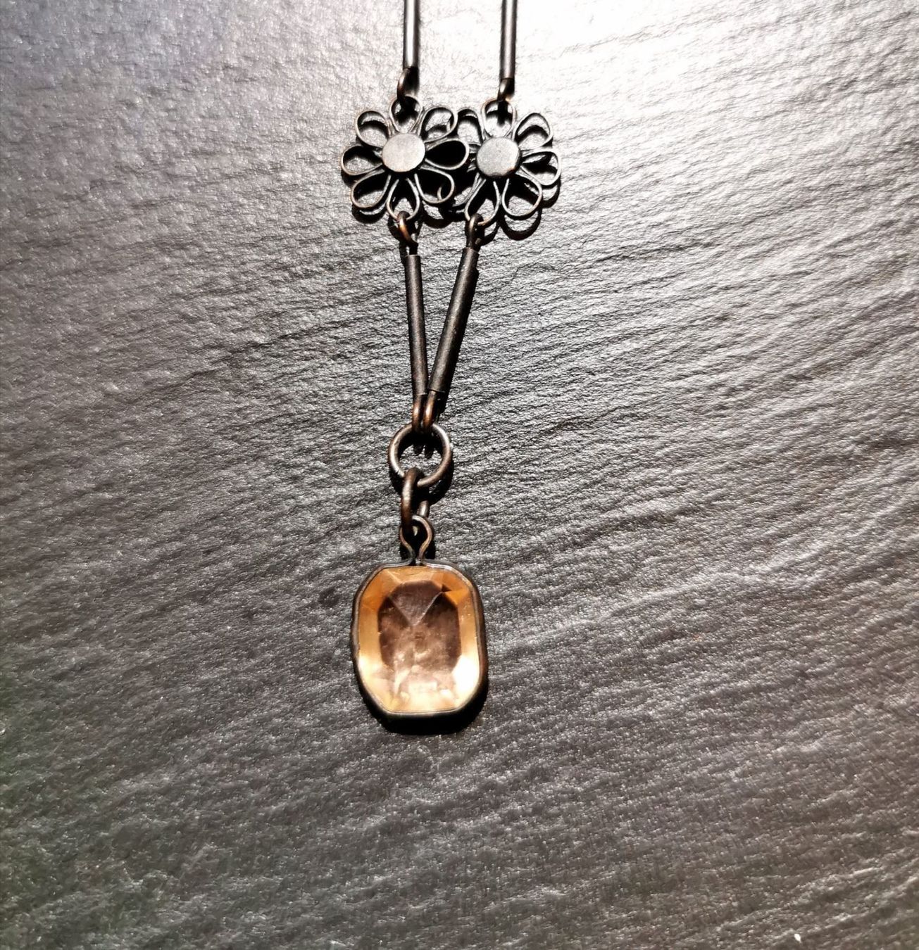 Catenine: Collier en laiton et pendentifs rosés – Usato da Veyrier venduto da Leilazizou 2