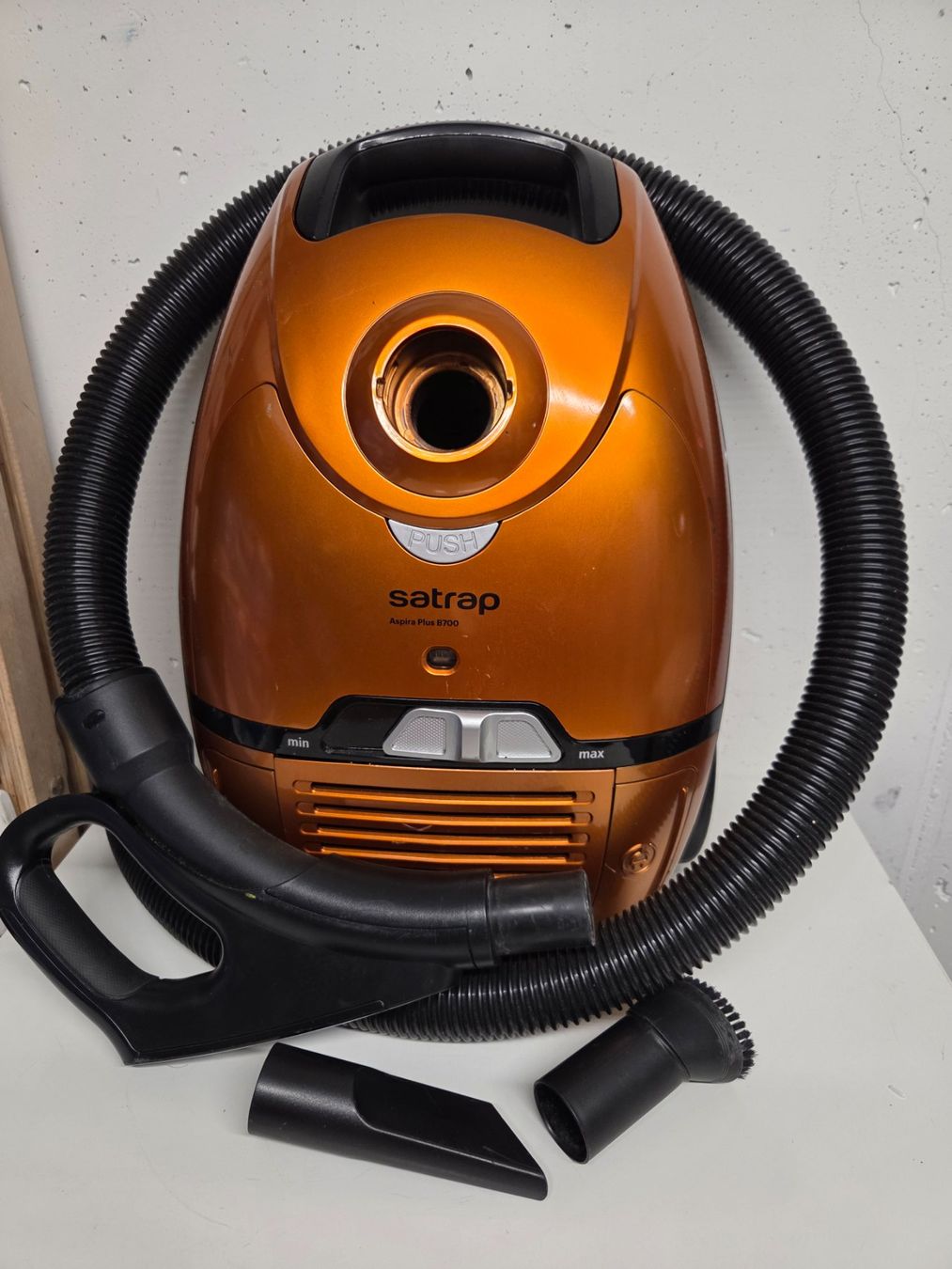 Aspirapolveri & Accessori: Satrap Staubsauger orange gebraucht 700W – Usato da Chur venduto da Einszweidreiviermein 4
