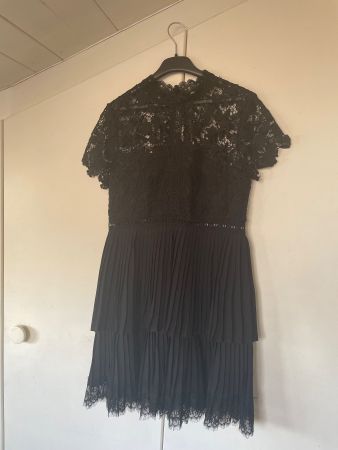 Robe mini noire en dentelle et jupe plissée