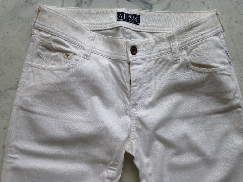 Armani Jeans: Armani Jeans Blanc/Weiße 26/IT40 – Nuovo (secondo la descrizione) da Versoix venduto da annavm29 2