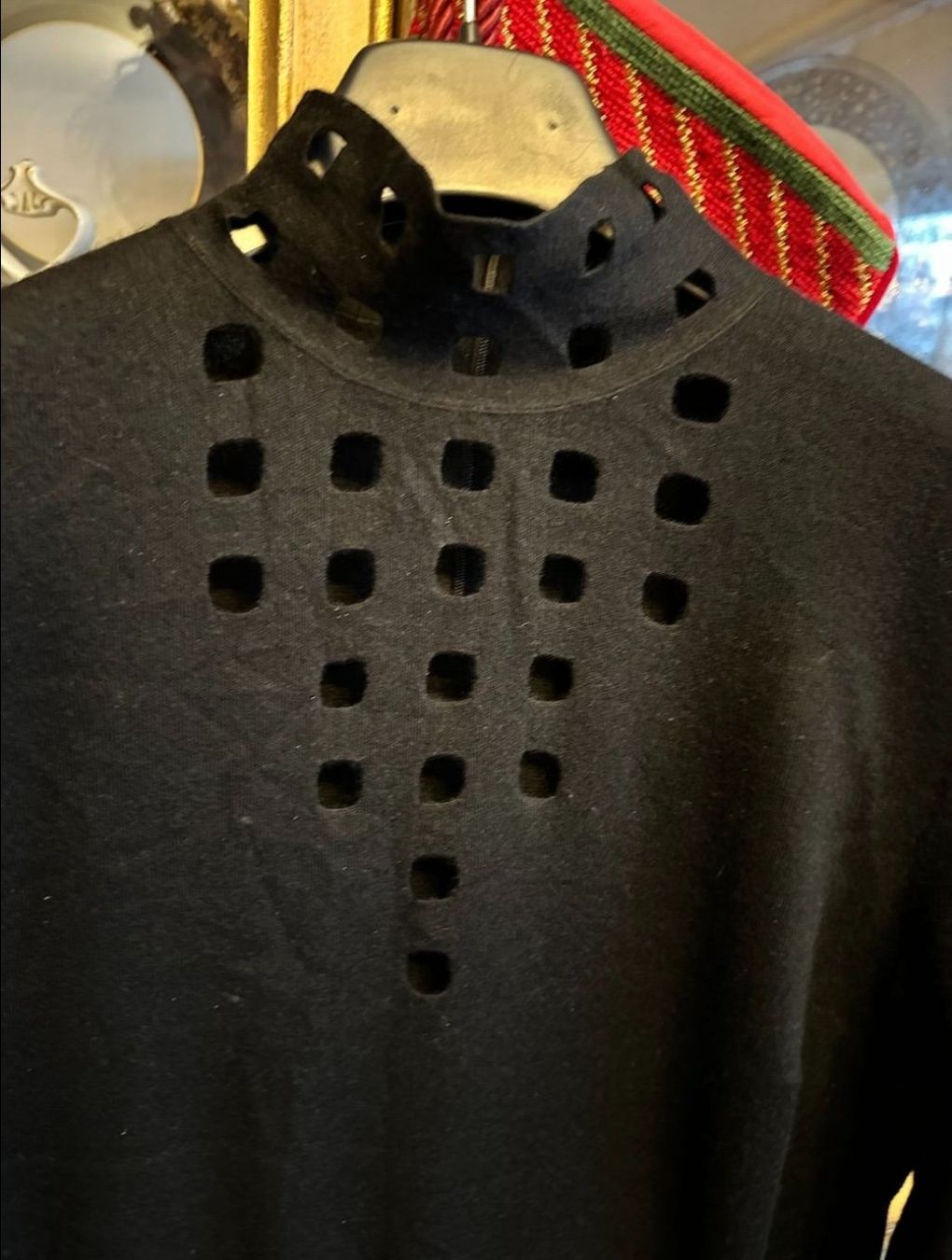 Akris Pullover & Sweatshirts: Akris Kaschmirpullover mit interessantem Cut-Out-Muster Pull – Gebraucht aus Genève von Mycollection 1