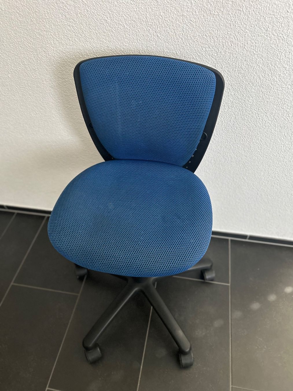 Stühle: 2 Bürostühle höhenverstellbar mit Rollen – Gebraucht aus Hünenberg See von mar_xr7l