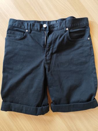schwarze Shorts