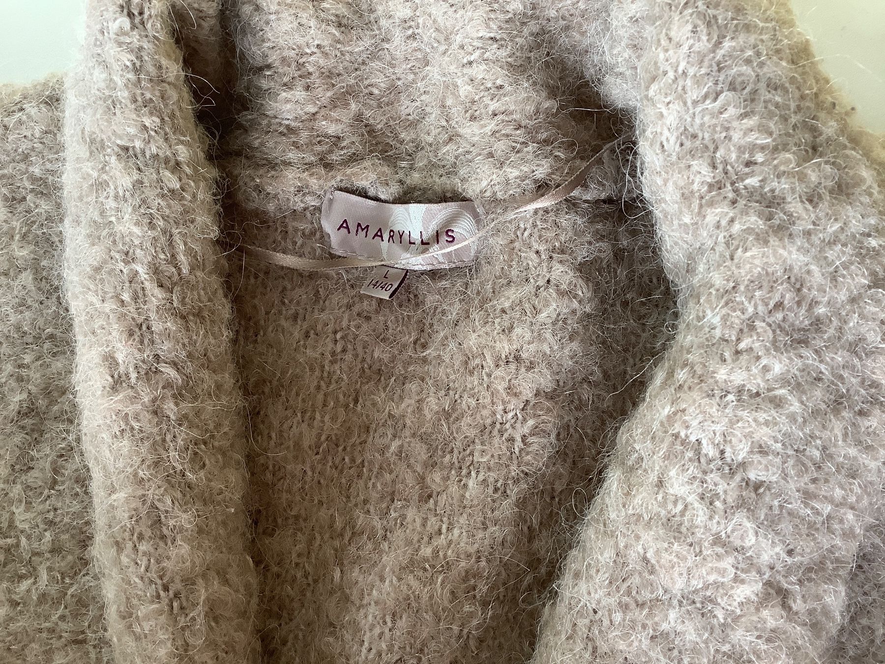 Giacche: Wunderschöne Strickjacke mit Schal – Usato da Triesen venduto da boston7 2