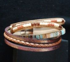 schönes Armband in Lederoptik