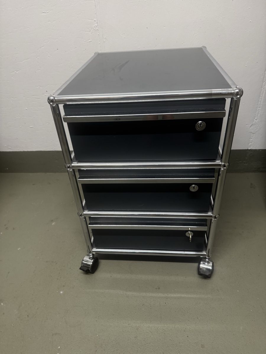 USM Eléments de bureau: Rollcontainer Anthrazit 3 Schubladen mit Schlösser – D'occasion à Gansingen par Kbach5
